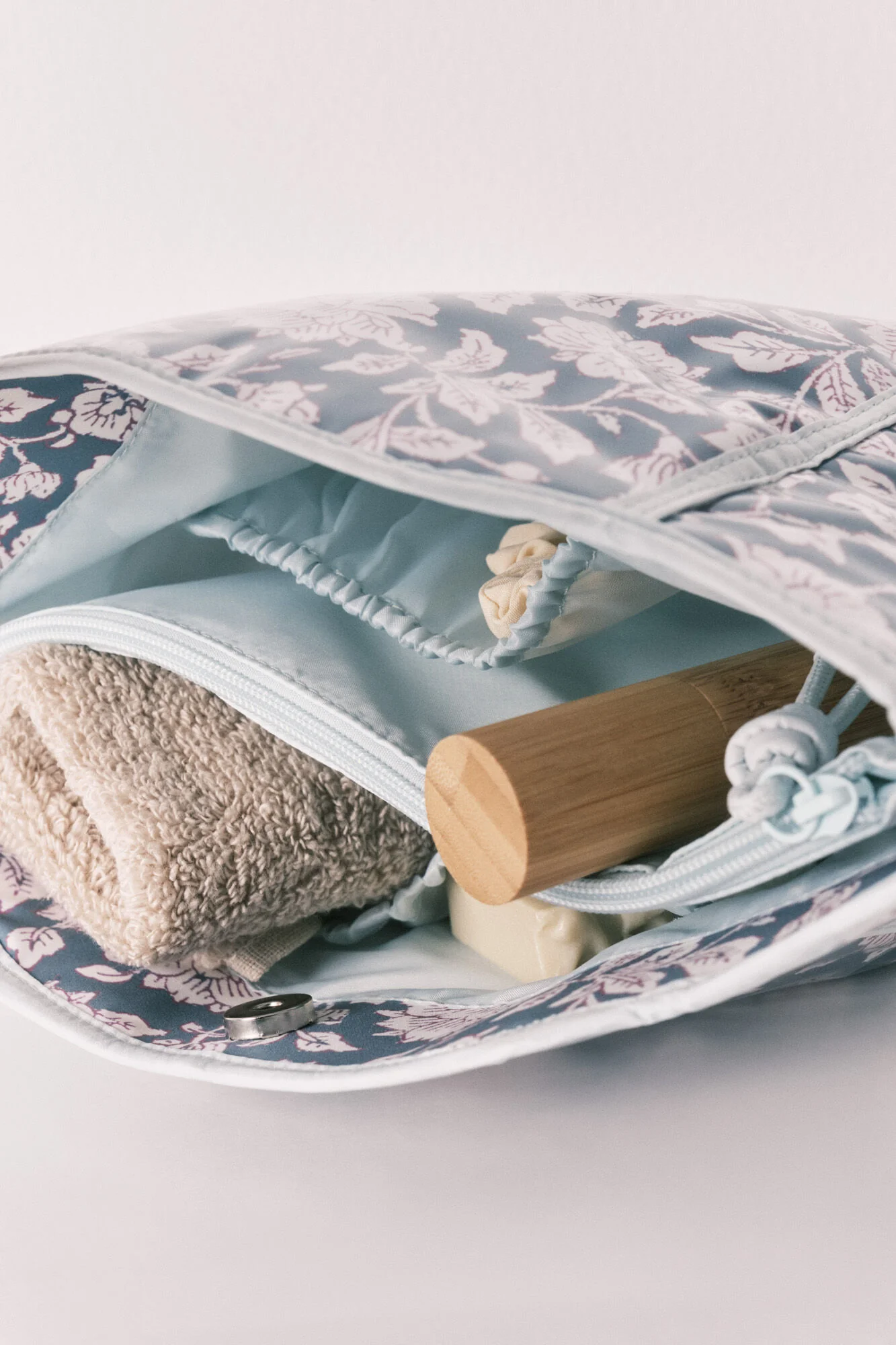 Blue medium floral print vanity case - Image 6