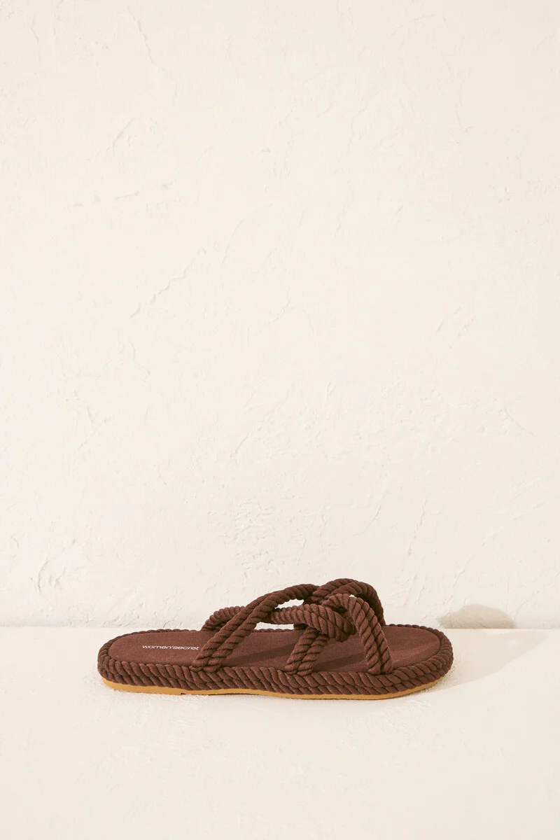 Brown sandals with crossed straps - Image 3
