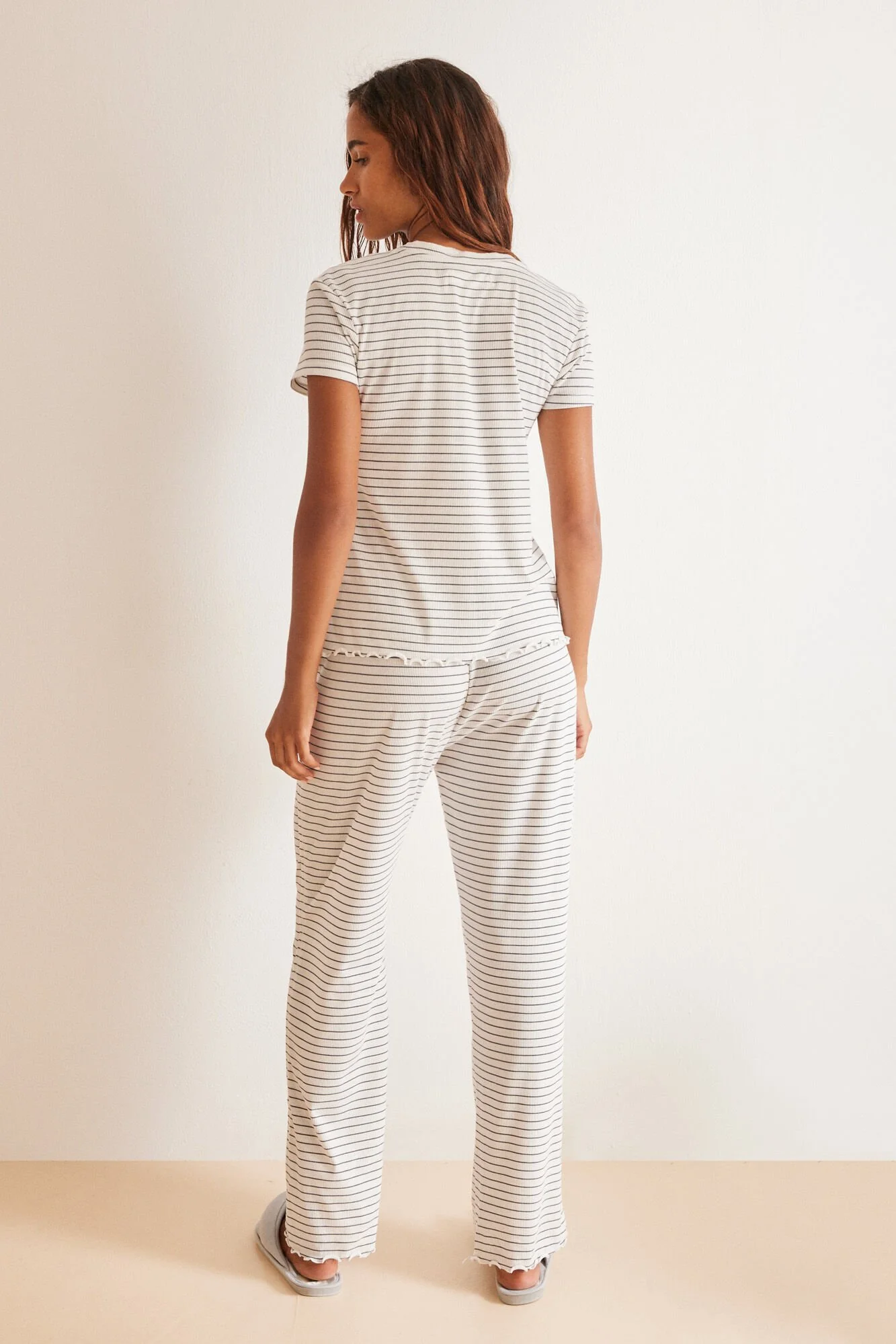 Long striped b & w pyjamas - Image 4