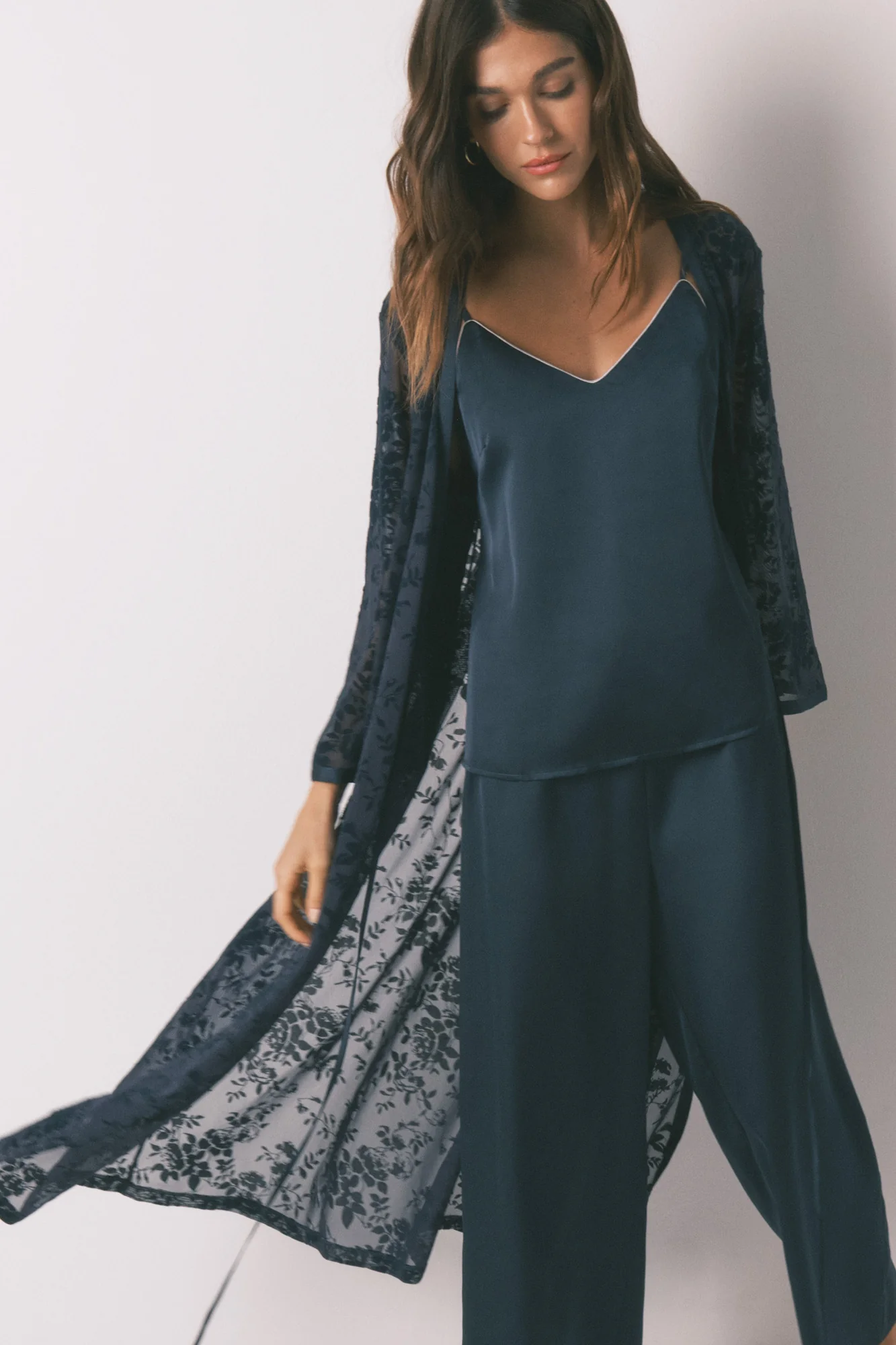 Long loose blue satin robe - Image 5