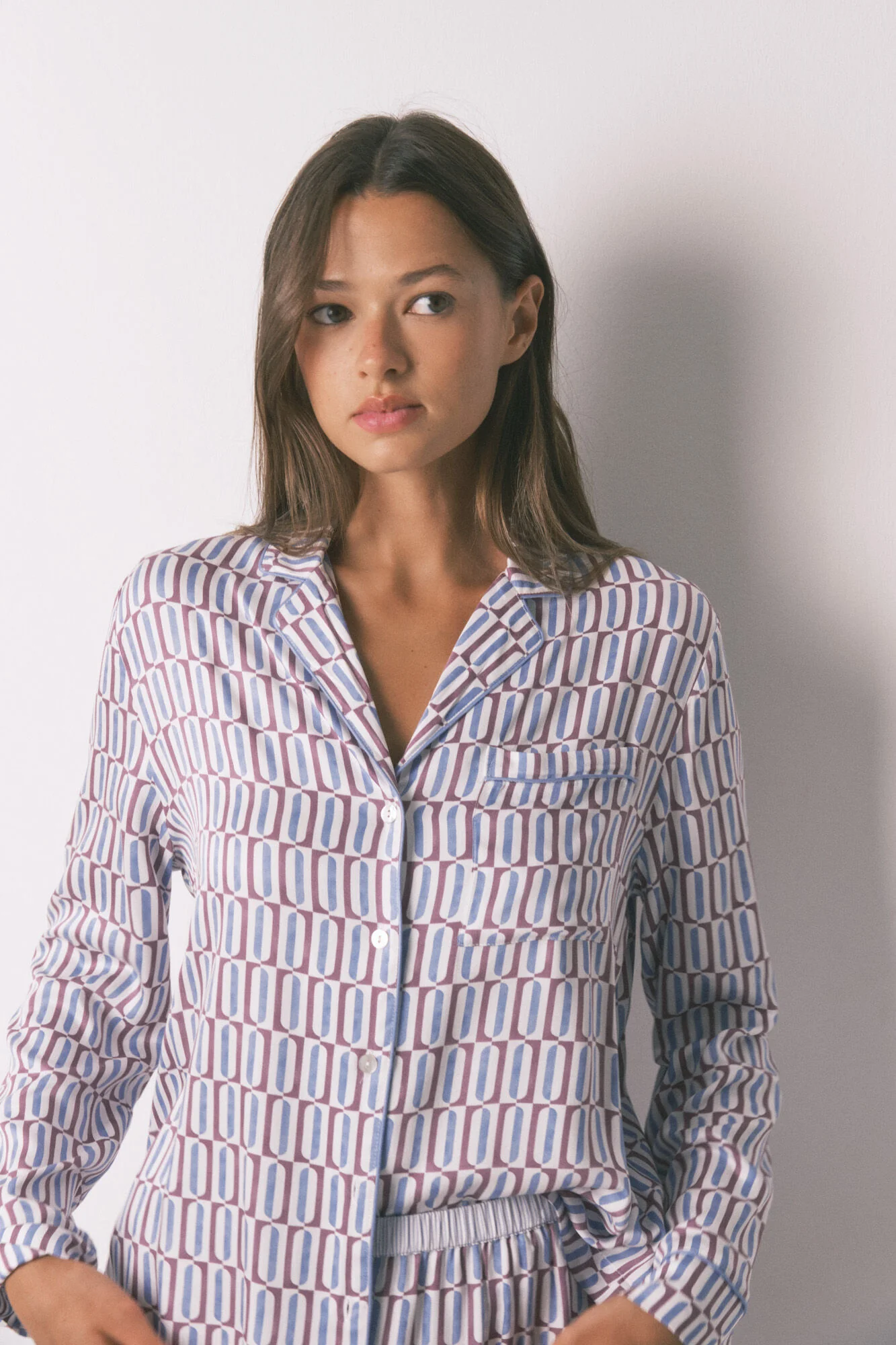 Long satin classic pyjamas with geometric print - Image 5