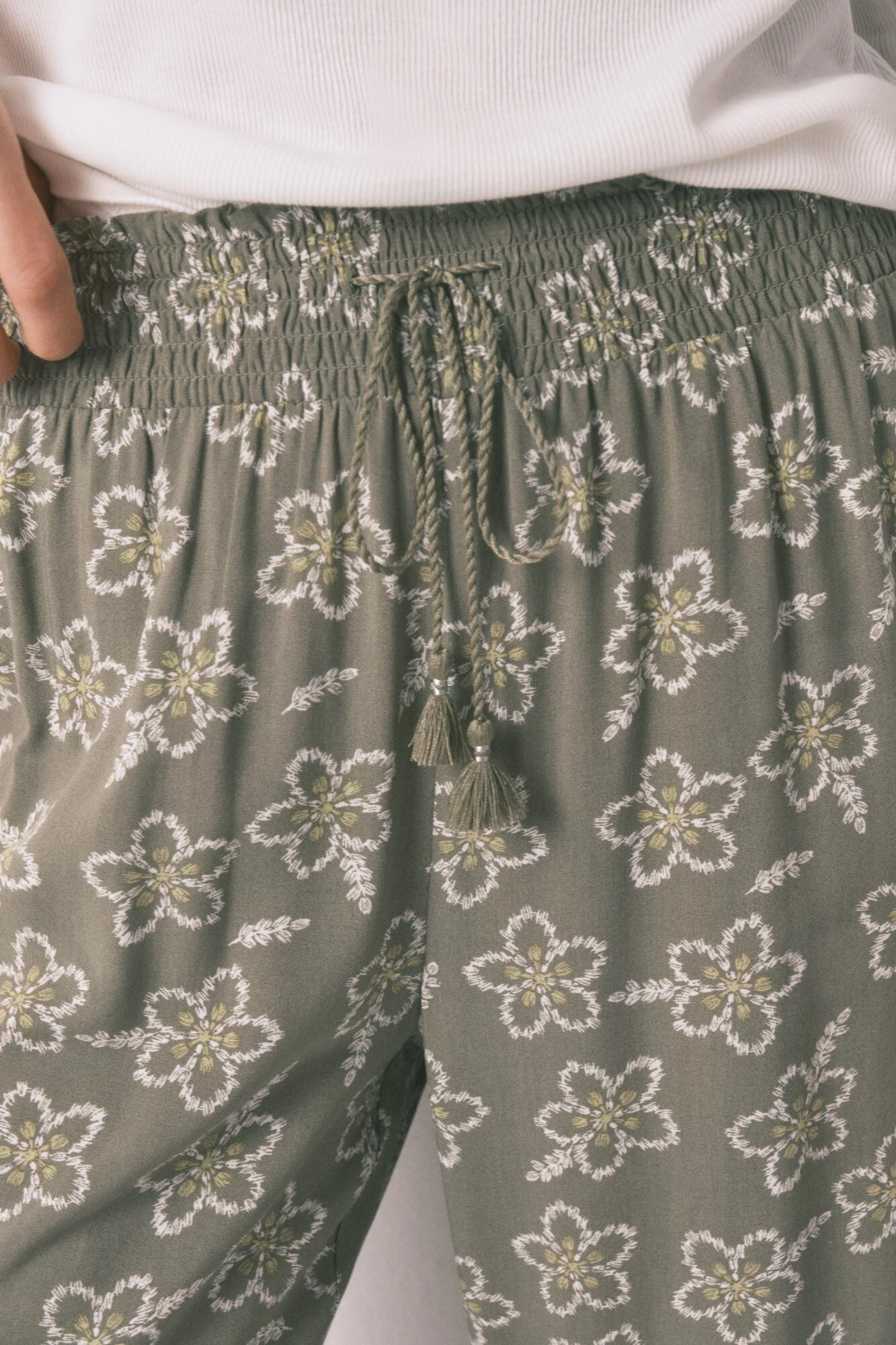 Long viscose trouser with khaki flowers - Image 3