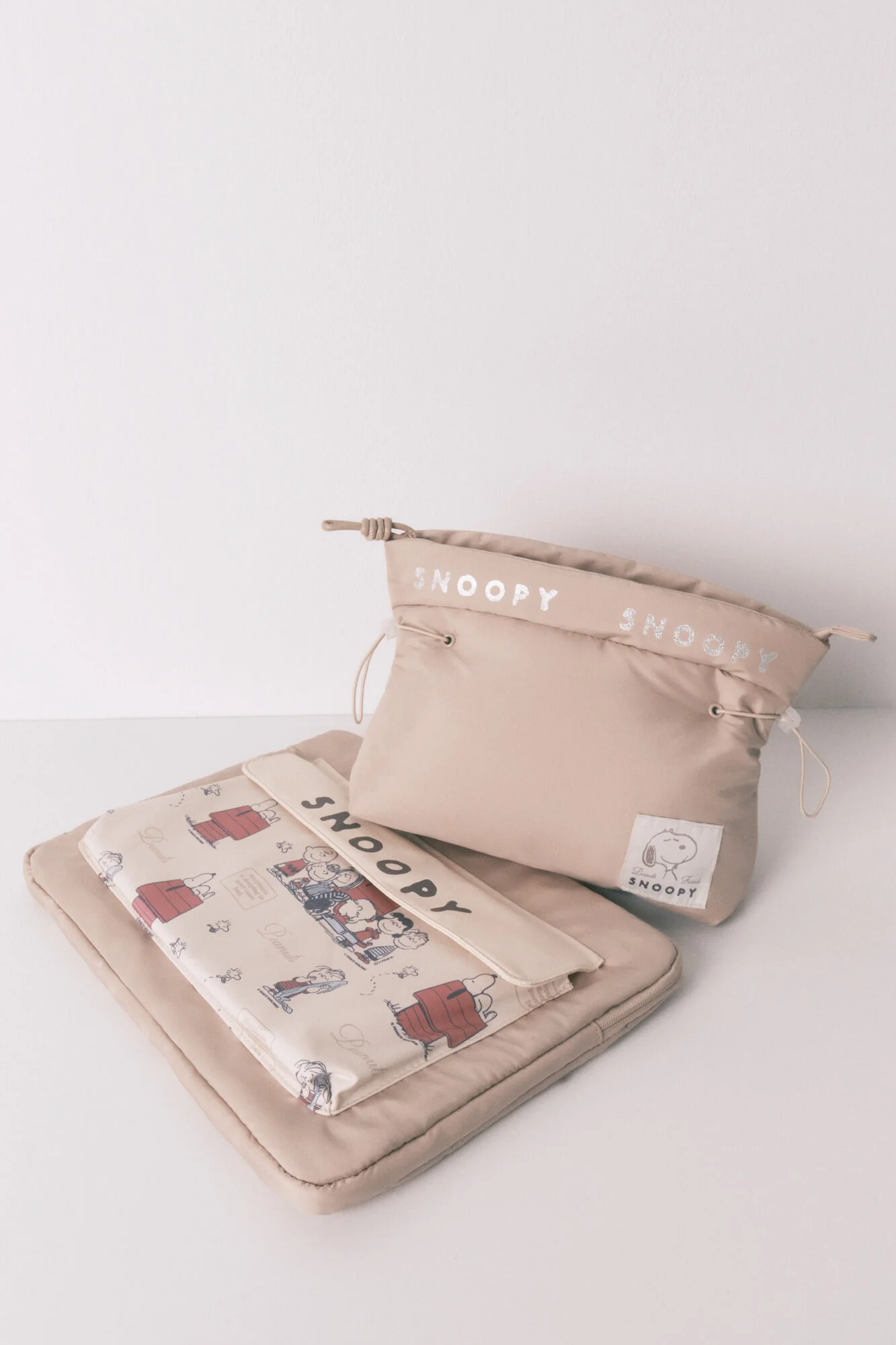 Medium puffer beige Snoopy vanity case - Image 5