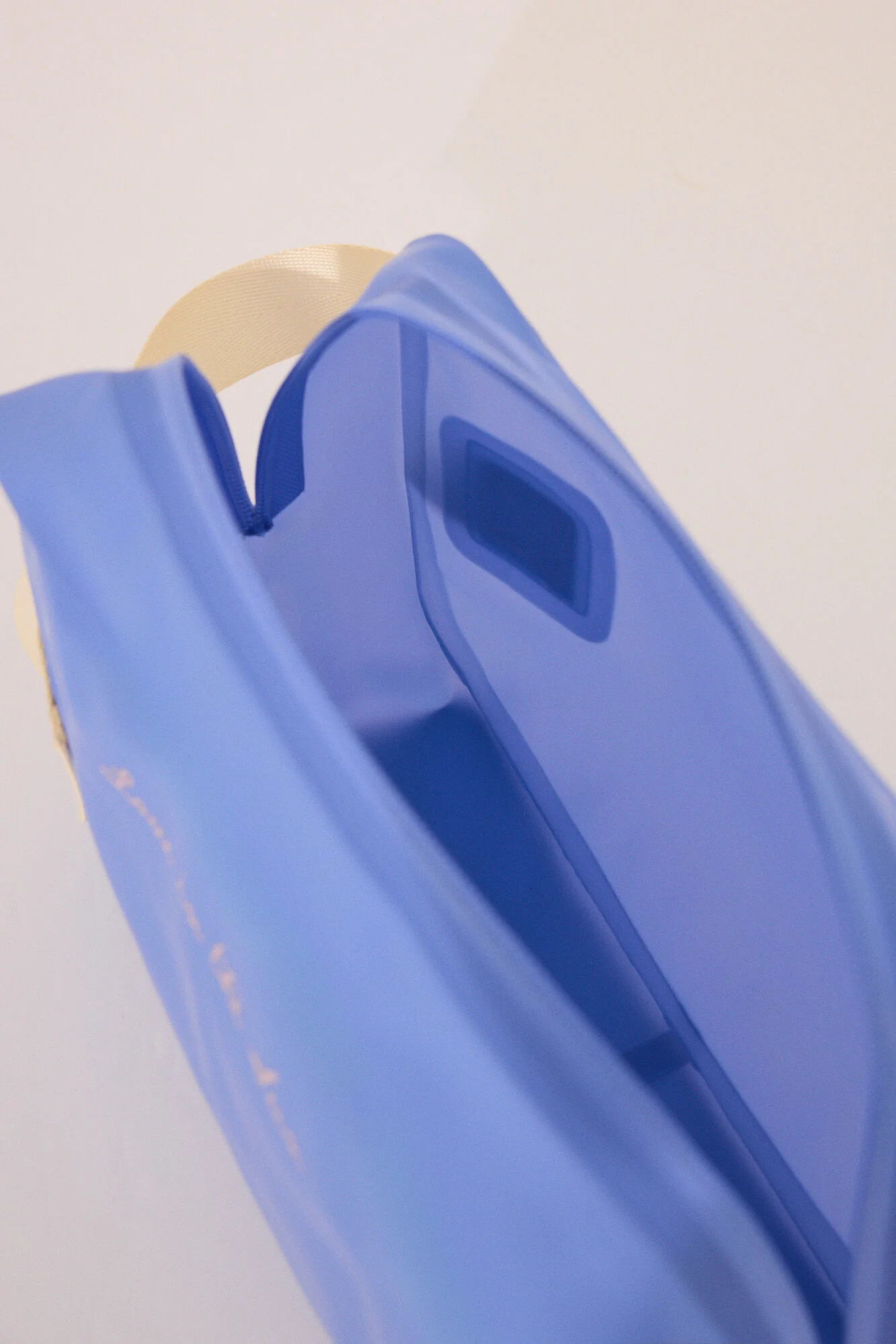 Medium water-resistant vanity case with side handle - Image 2