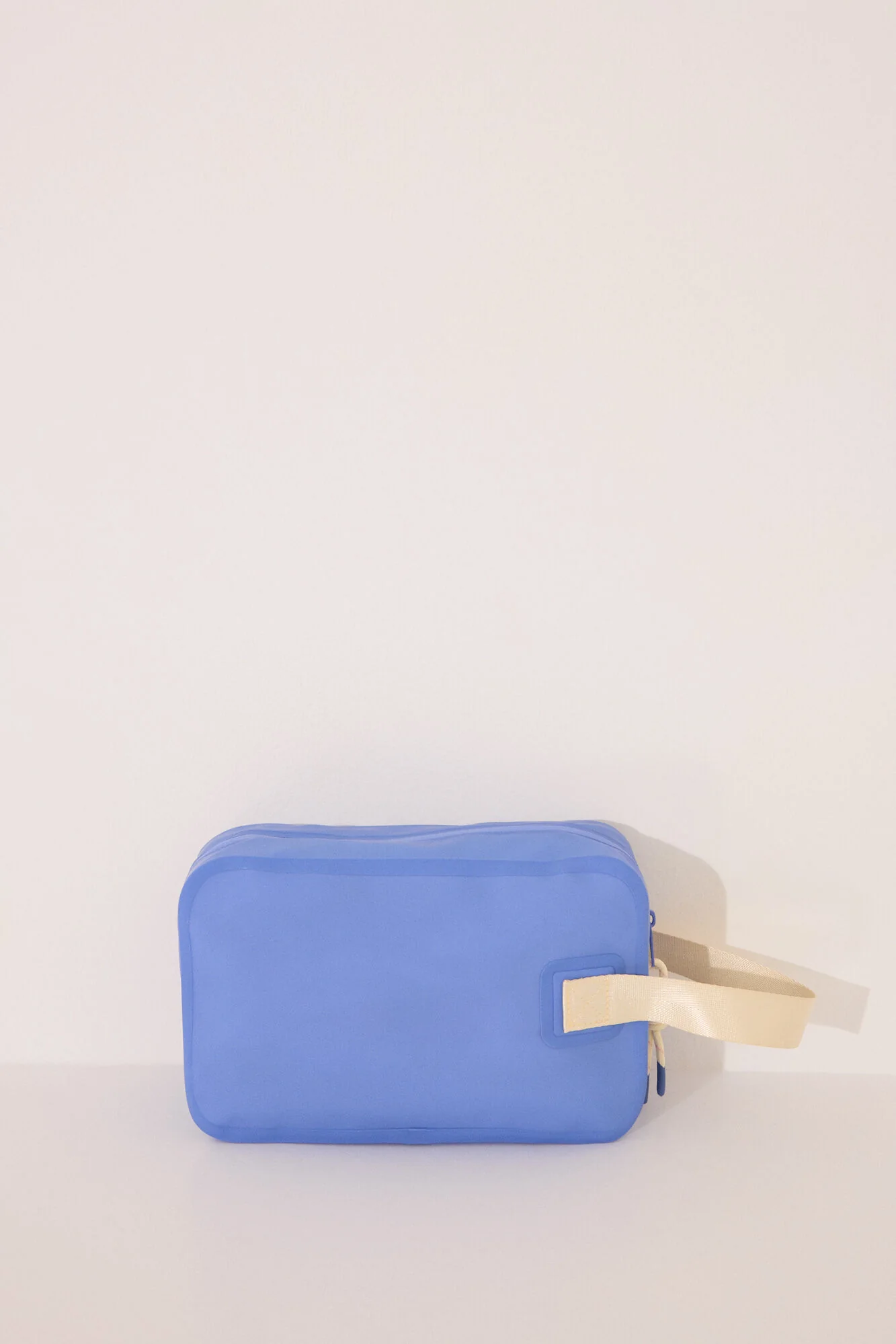 Medium water-resistant vanity case with side handle - Image 3