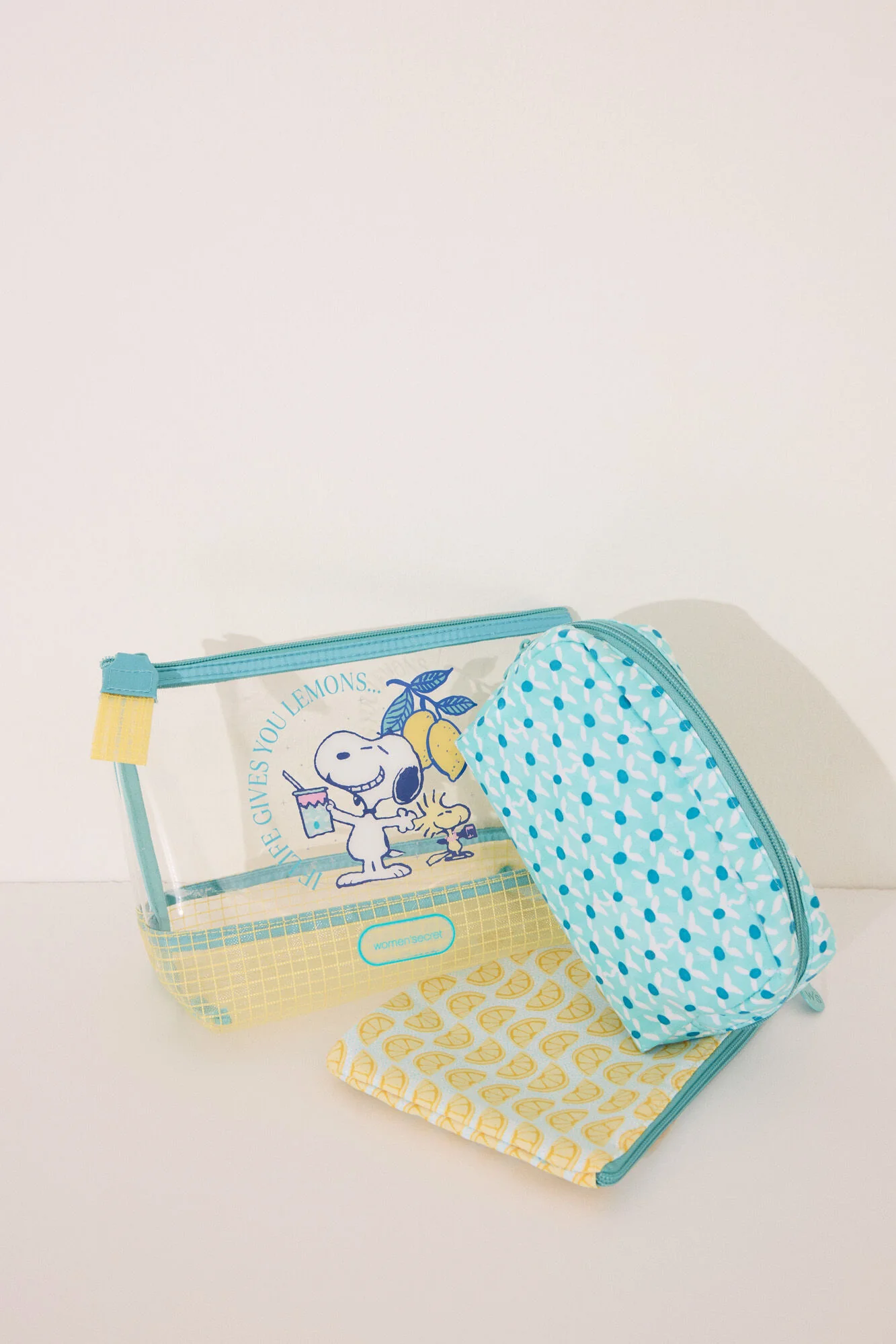 Multicoloured Snoopy vanity case pack