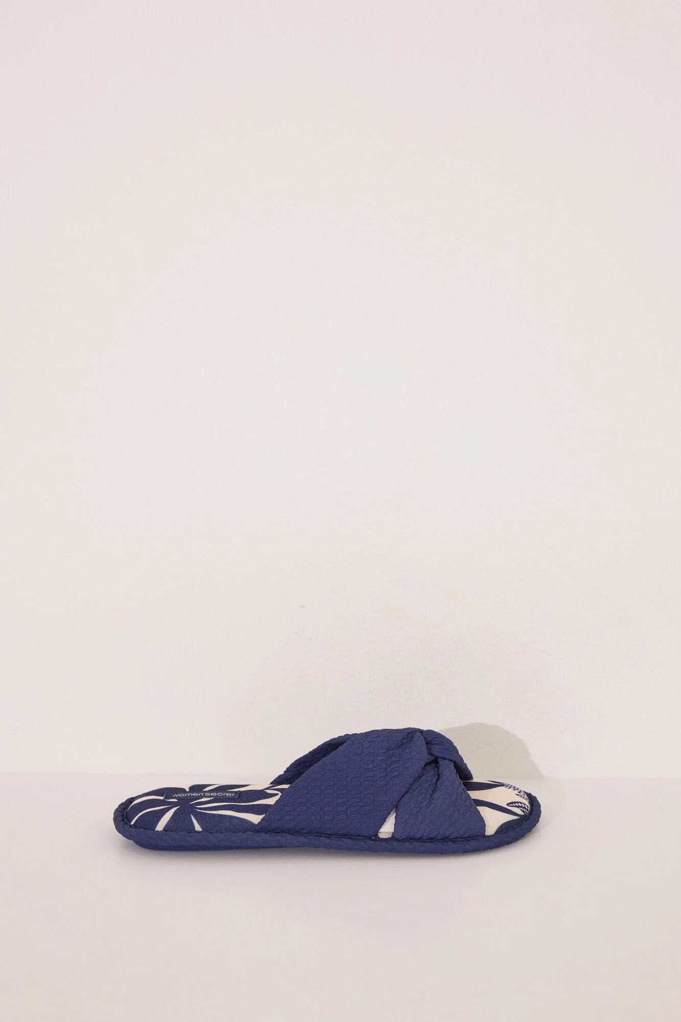 Slippers with blue flower print