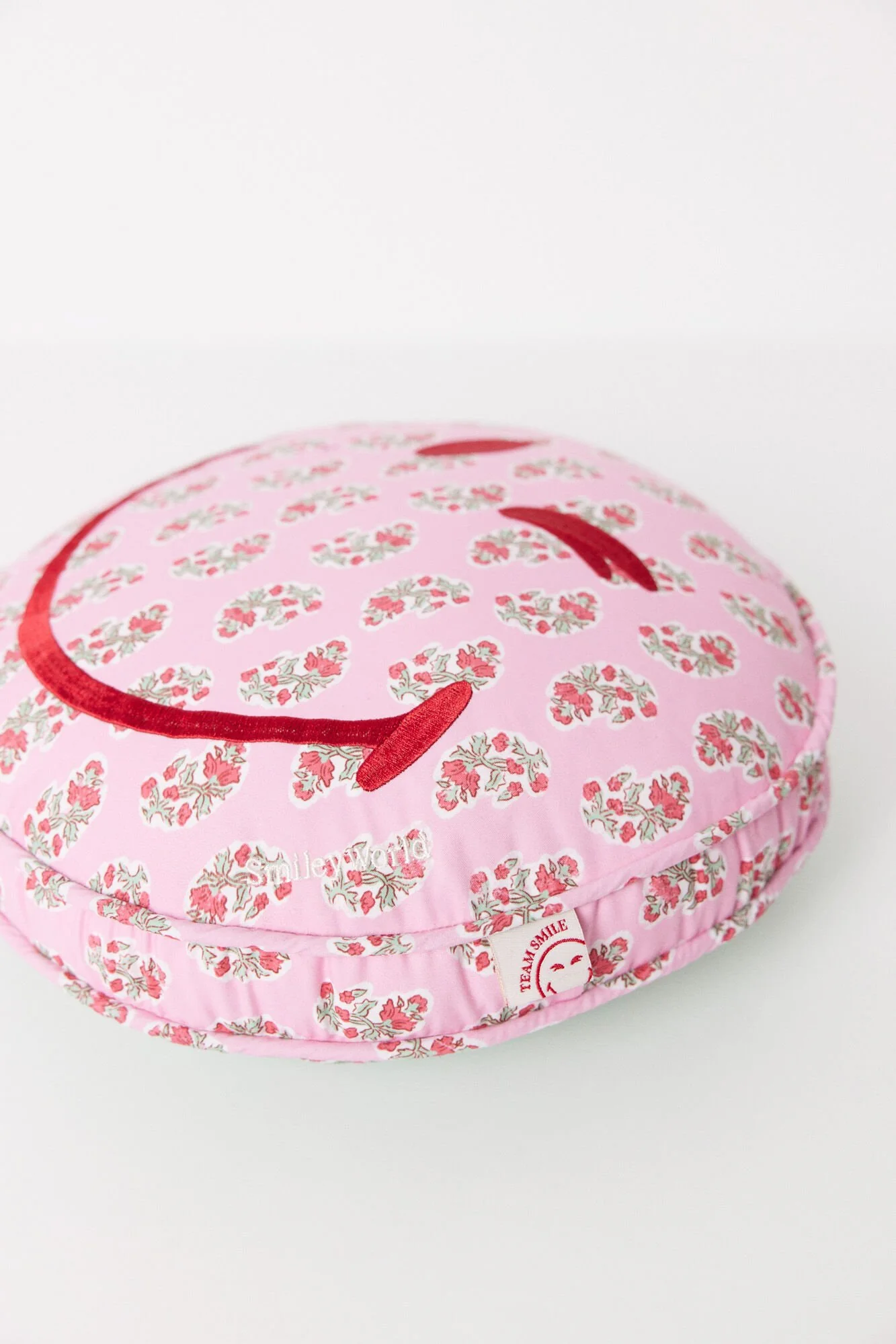 Smiley print round cushion - Image 5