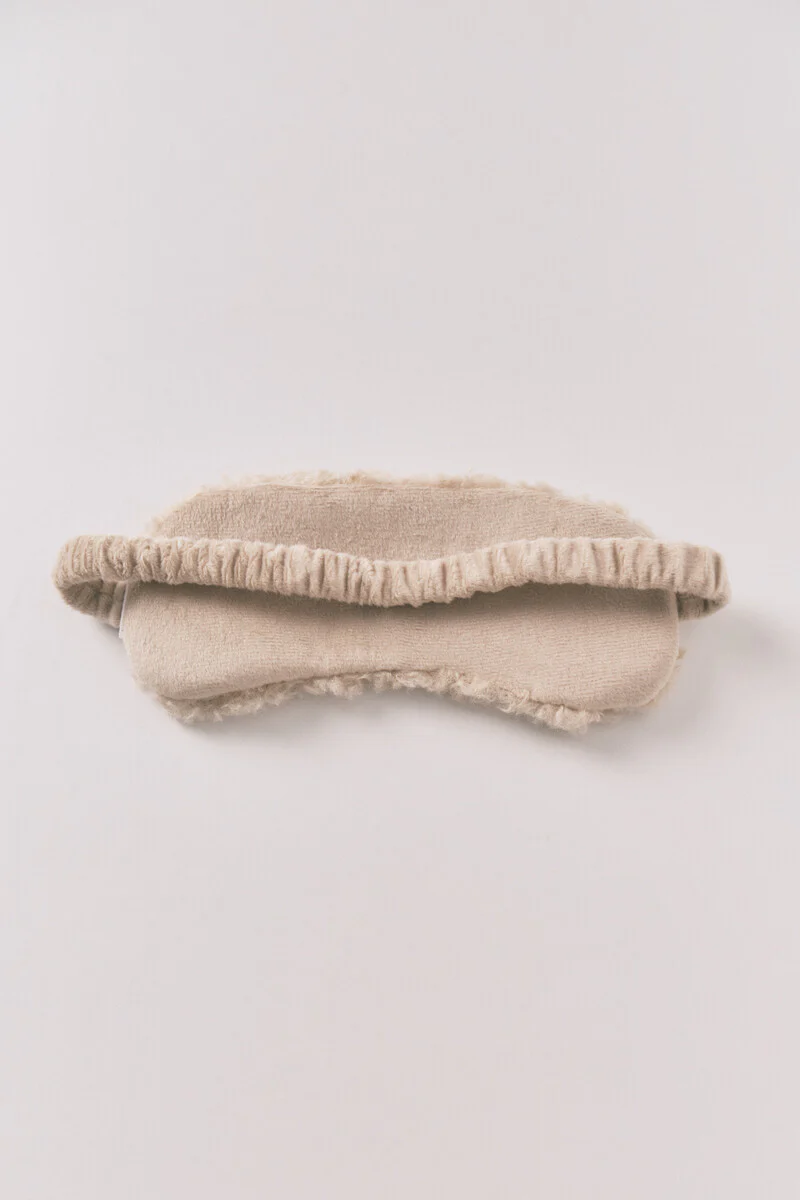 Snoopy faux shearling slippers and eye mask gift pack - Image 5