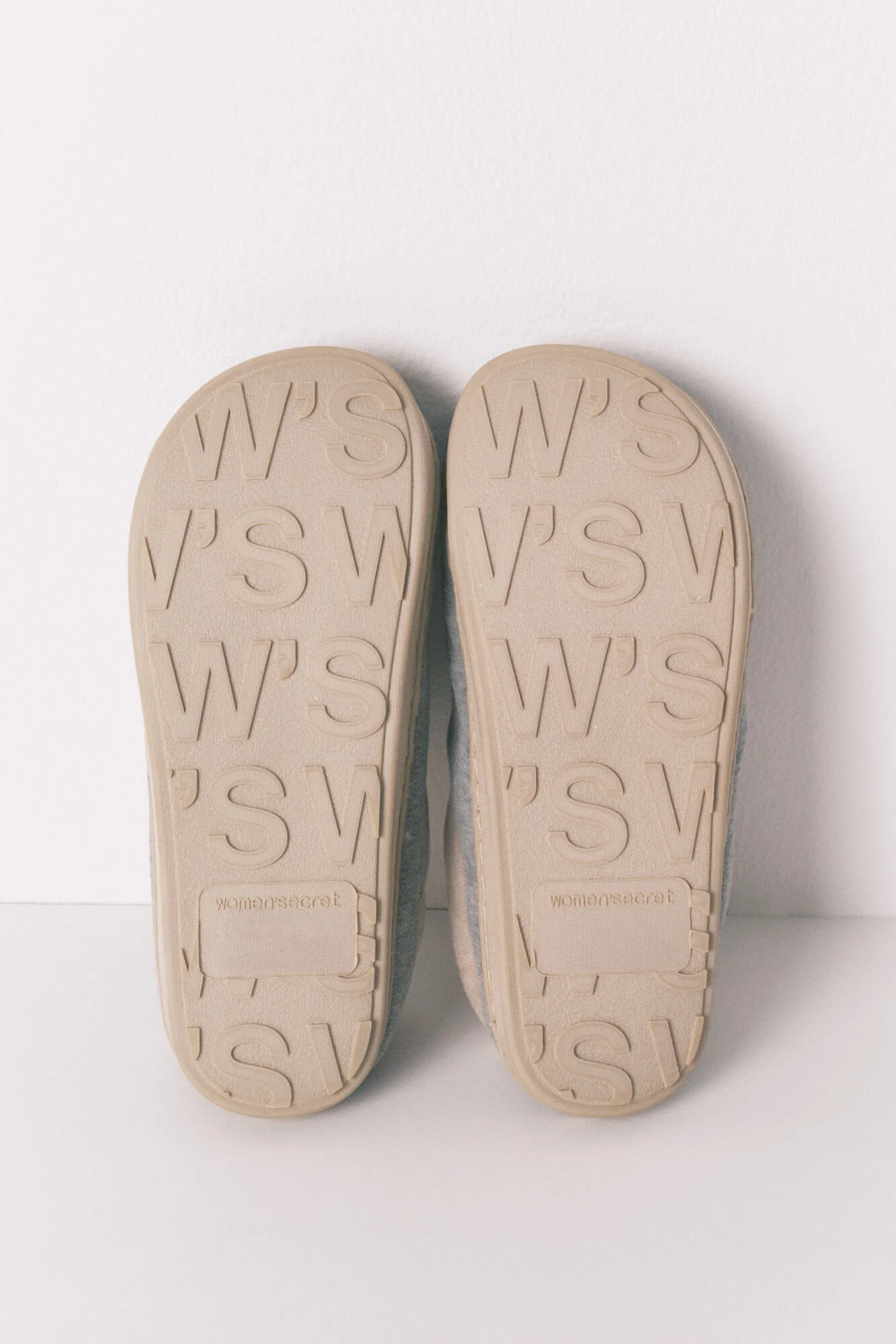 Snoopy grey slippers - Image 5